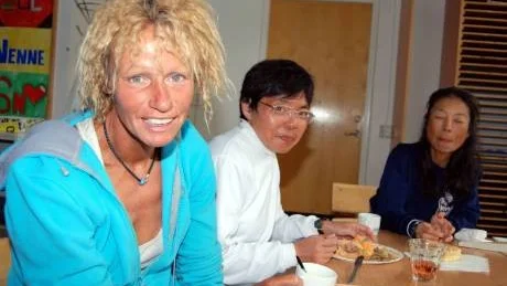 Ett äventyr. Att springa genom Europa är att uppleva, tycker Ria Buiten från Holland och Tomoko Okuno från Japan, som åt korvstroganoff i Jokkmokk innan de sprang vidare i footracet som involverar kring 80 personer totalt med förtrupp, forskare och arrangörer i bilar.