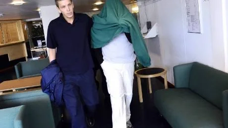 anklagad. Den 33-årige mannen som stötte en kniv i ryggen på sin sambo, på väg in i rättssalen.Foto: Roland S Lundström