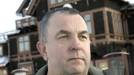 GÅR EMOT. Lars-Åke Nilsson (s) anser att flytta skolorna i Vitvattnet, Pålänge och Morjärv är som att slå på dem som inte kan försvara sig.