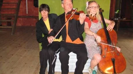 KAN TRE LEKA? Maria Norgren, George Kentros och Beata Söderberg spelar Jag gillar Stig på turné i Norrbotten.