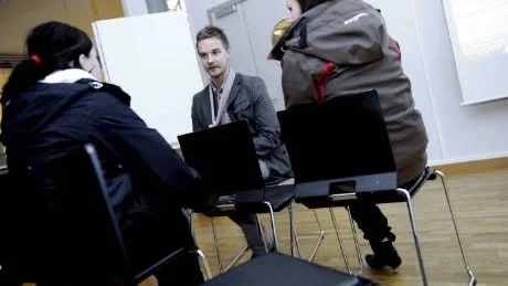 NYFIKNA. Friskolans rektor, Mattias Kerttu fick svara på många frågor från nyfikna elever och föräldrar. Att skolan inte skulle komma igång på grund av för få sökande tror han inte. "Vi fick 14 förstahandssökande på två till tre dagar", säger han.