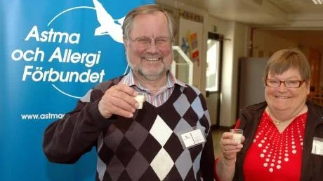 HAVREDRYCK. I Piteå uppmärksammades världsastmadagen med information från Astma- och allergiförbundet på Piteå älvdals sjukhus. Här är det Lars Åstrand, medlem av förbundsstyrelsen, och Eva-Lisa Öqvist, ordförande för Piteåavdelningen, som skålar i havredryck för laktosintoleranta.