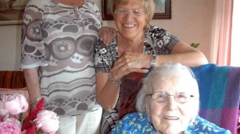 100-åringens båda döttrar Mary  Hedstöm och Elaine Ögren uppvaktade förstås sin mor på högtidsdagen och gläds över att deras mamma mår bra och trivs med livet trots den höga åldern. - Att mamma alltid har levt ett sunt liv och exempelvis aldrig har rökt har säkert bidragit till att hon blivit så gammal, siar de.