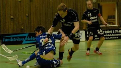 K 4 IF:s Jesper Renberg (i blå tröja)  i underläge mot forne lagkamraten Fredrik Fürstenhoff (i svart tröja) numera i Wibax/Piteås tröja. Och det blev till slut Wibax/Piteå som drog det längsta strået i gårdagens match i innebandyns division två. Därmed är laget även klart för kval till ettan. FOTO: Göran Westerlund, Nyheter i Norr