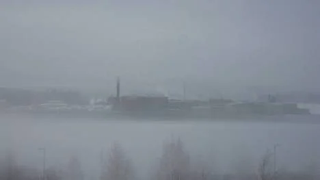 Lövholmens sågverk i Piteå, med en anrik historia och som grundlades 1871, stiger sakta fram ur morgondimman. Bilden är tagen klockan 9.27.
