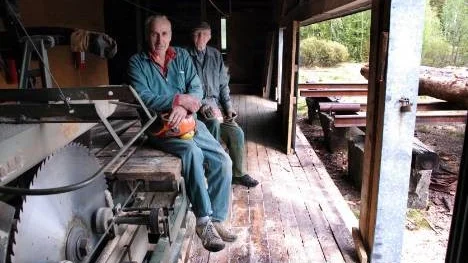 Erik Forssén och Alvar Burman tar igen sig på sågbänken. De har just avverkat ett skift på Slagnäs Såg UPA.