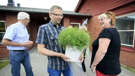 Boendechefen Anders Lindehag fick en blomma av Lena Nilsson, Träffpunkten, vid invigningen av det nya gruppboendet på Småstugegränd i Öjebyn.