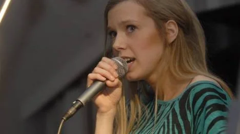 Hanna Gustavsson från Piteå sjunger på Inlandsbanefestivalen. (Arkivbild)
