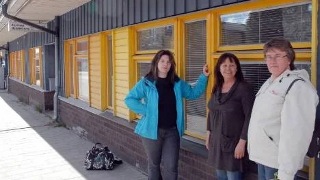 "Gult är fult", tycker Jenny Karlsén, Gun-Inger  Wallström och Solveig Karlsén. De vill att kvarteret Renen ska ha en  annan färg runt fönstren när ommålning nu sker på första gången på  över 30 år.
