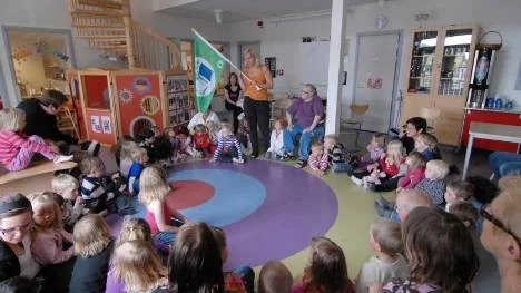 Det var en stor dag på förskolan i Arjeplog. Skolan har nämligen fått Stiftelsen Håll Sverige Rents gröna flagga som bevis på fördömligt utfört arbete.