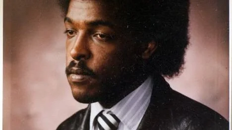 Den tysta diplomatin tycks inte fungera när det gäller att få den svenska journalisten Dawit Isaak fri. Det är hög tid att utrikesminister Carl Bildt tar tydliga initiativ för att Dawit återförenas med sin familj i Sverige.