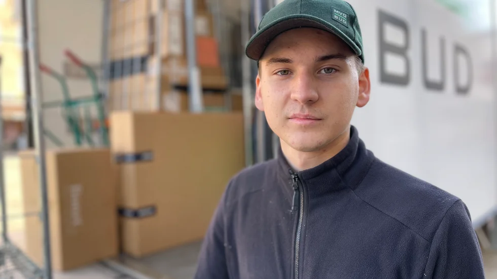 "Jag tycker att det är dåligt att Kristersson inte håller tiden. Inte minst med tanke på han under valrörelsen har gjort en stor grej av att moderaterna och dess samarbetspartier har allt klart och så bra samarbete. Och så kan de inte komma med ett förslag i tid. Jag tror att det hänger på sd, på att liberalererna inte vill ha dem med men de själva tycker att de har möjlighet att kräva mer, kanske ministerposter." Henrik Karlsson, 20, budbilschaufför. 