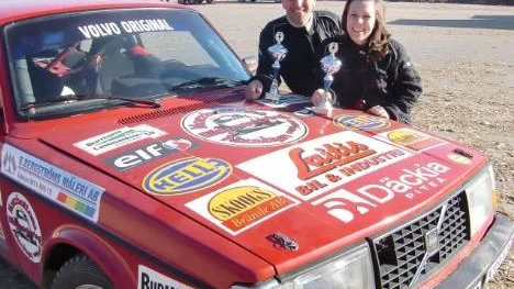 Brage och Sofie Lundmark (far och dotter) lyckades bra i grusrallyt i Östergötland. Det blev en fjärdeplats bland 80-talet Volvobilar.