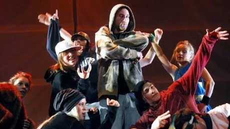 ROLIGT SAMARBETE. Exiled Dance Crew har skapat en danskonsert tillsammans med raparen Zacke (mitt i bilden), Ronnback och duon Movits. I går kväll ringlade köerna långa till biljettkassan på Kulturens hus i Luleå.