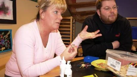 ALLA SKA BIDRA. Viveca Högström och Fredrik Nillson arbetar som elevassistenter på fritids på Bergviksskolans särskola. Båda anser de att pengar går att spara. "Självklart gör det det, även särskolan ska bidra", säger Viveca Högström.