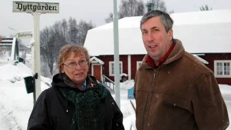 FÖRFALLER. Hyttgården är ett kulturminne och kommunen borde vara intresserad av att bevara den, anser Karin Wallström och Robert Nordqvist. Foto: Britt-Louise Spets