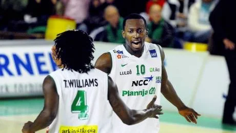 KUNG. Dee Ayuba var bäst på plan när Plannja körde över bottenlaget Gothia på bortaplan. 25 poäng och 12 returer av amerikanen som tillsammans med guarden Terry Williams dominerade händelserna.