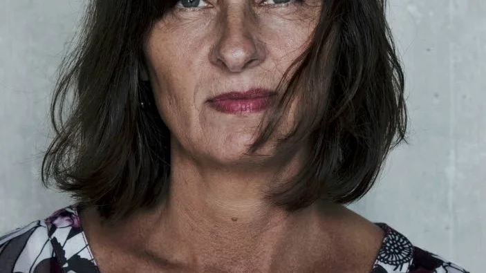 Dagbok. Alakoskis dagbok under en månad är en odyssé genom minnet av missbrukets värld, genom det djupa eländet, förnedringarna, terapierna, förnekelserna, de förbrukade barndomarna, äktenskapen, jobben, vardagarna.