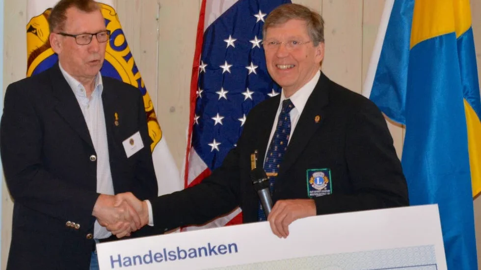 Gåva. Luleå Lions clubs president Bengt Waara överlämnar en gåva på 100 000 kronor till Lions cancerforskningsfonds representant Martin Enqvist.