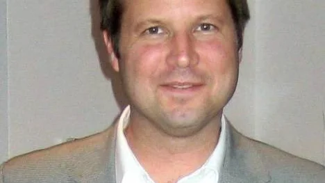 Det är bra tryck i handslaget när Peter Ericson, från Norrbottens Media (till vänster), Erik Ranängen, Tryck i Norr och Matti Lilja, PT, markerar överenskommelsen på att investera i ett nytt stort tidningstryckeri för 100 miljoner kronor.