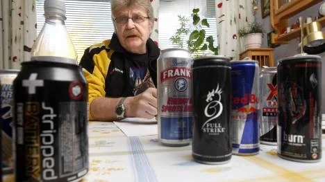 Eilert Gezelius i Boden föreläser om energidryckernas negativa inverkningar på kroppen. Att uppåtstimulerande ämnen som aspartam, koffein och taurin blandade tillsammans i energidryckerna får Gezelius att reagera. "Det är skrämmande att sådant här får säljas, det är direkt hälsofarligt" säger han.