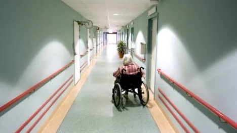 Våra äldre får allt svårare att göra sig hörda. Vården tycks allt mer nonchalera äldre människors sjukdomsbild. Istället ökar ansvaret för anhöriga.