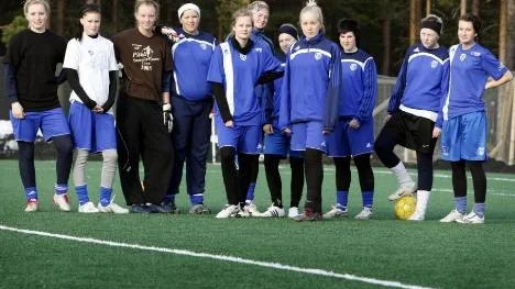 Två av nyförvärven från Svensbyn Jessika Östlund (till höger) och Rebecca Wikström framför övriga som kom till sista träningspasset innan seriepremiären.