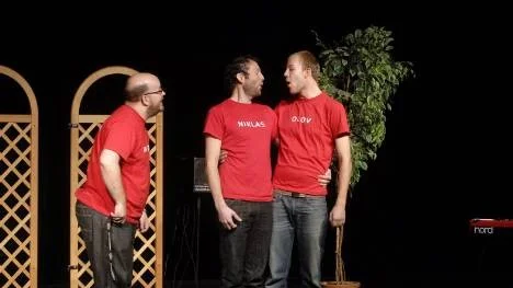 Improvisation. Sälteaterns Mattias Kågström, till vänster, Niklas Larsson och Olov Häggmark skapar scenen tillsammans med publiken bestående av elever från Ringelskolan i Arvidsjaur.