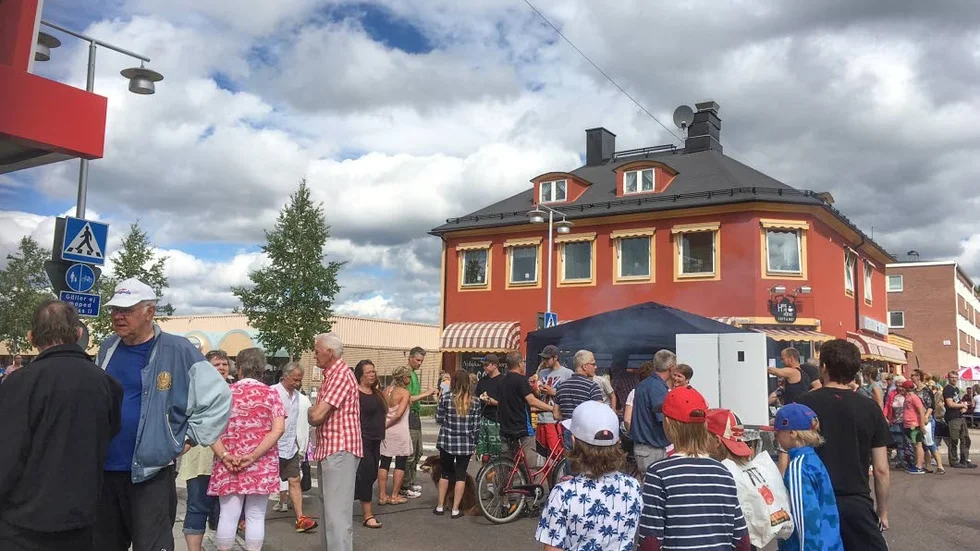 Folktätt. Den årliga A-smällen längs Storgatan i Arvidsjaur lockade många besökare i år.