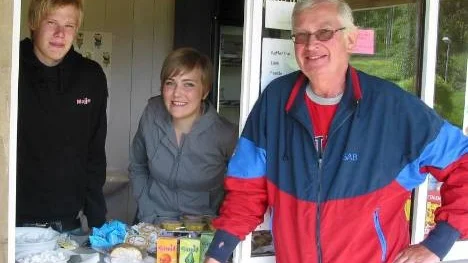 Tack vare en ideell insats av Älvsbybon Stig Lidman kunde ungdomarna Marcus Lundgren, snart 17 år, och Mimmi Garpebring, 16 år, fortsätta med sitt sommarjobb i kaffestugan på onsdagen. Kommunal hade förordat stängning sedan LO:s sommarlandspatrull klassat arbetsplatsen som farlig på grund av rånrisken.