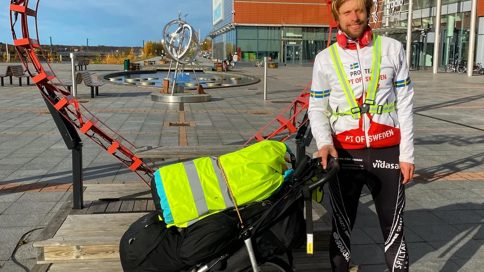 Dags för joggningsmomentet. Jonas Böhlmark räknar med att springa fyra mil om dagen.