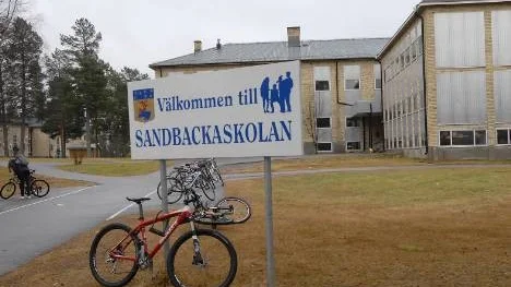 Sandbackaskolan krymper. Till 2011 väntas elevantalet vara bara hälften av nuvarande drygt 400, och konsekvenserna av detta har kommunen låtit utreda.