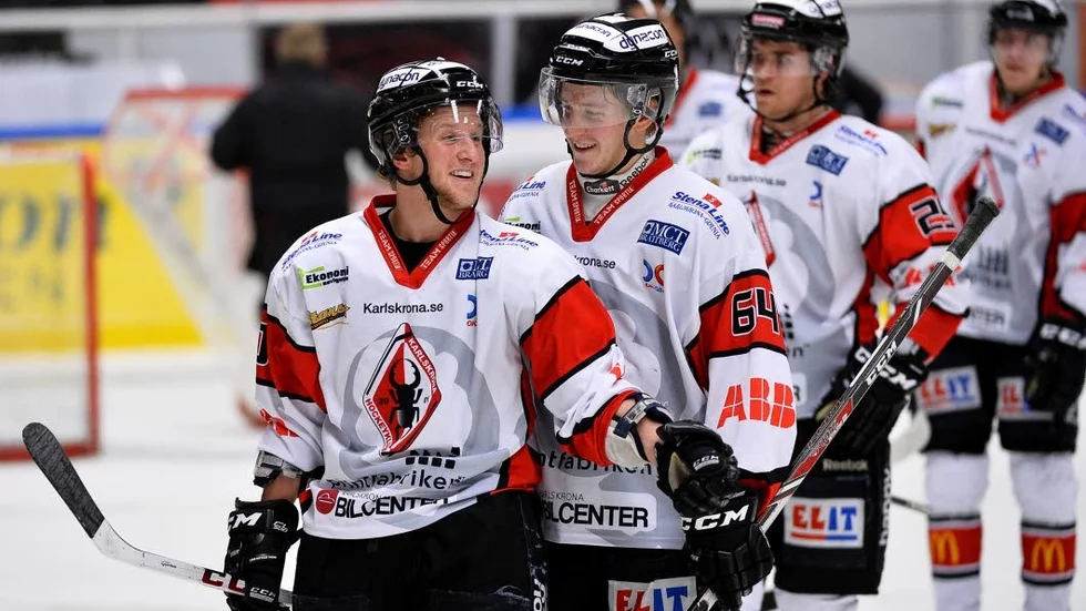 Bort. Jonathan Pudas, andre spelare i bild, valde att lämna Karlskrona trots att laget avancerade till SHL.