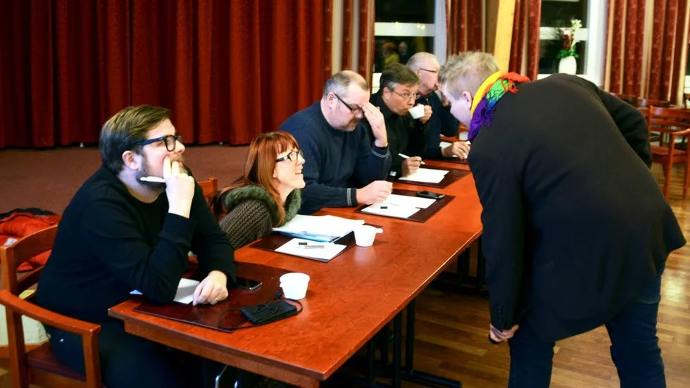 Diskussion. David Forsberg var moderator för den debatt som hölls mellan lokalpolitikerna i Pajala.