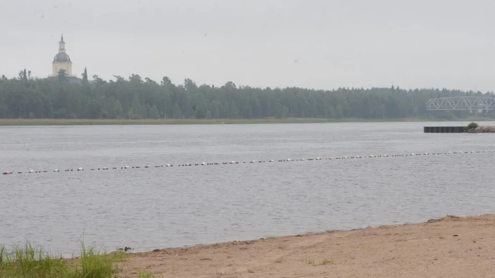 Haparanda kommun har lagt en avgränsning i älven som ska hindra att badgäster hamnar för långt ut där det är strömt.