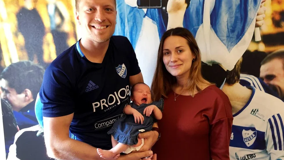 Fyra dagar gammal. Kuriren träffade IFK Luleås lagkapten Carl-Johan Norrbin, sambon Emma och deras fyradagar gamla dotter Elle.