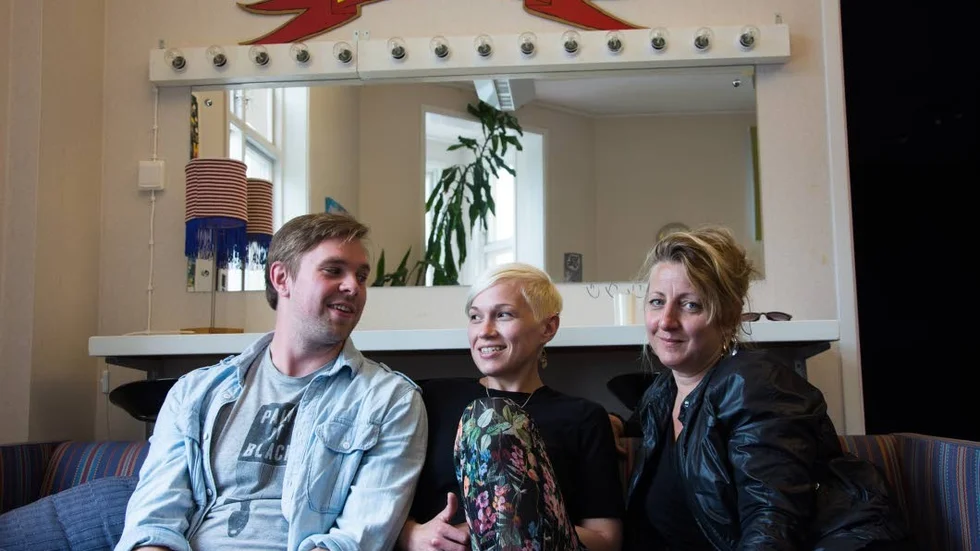 Psykisk ohälsa. Skådespelarna Jakob Jonsson Ollander och Nettan Öhrvall tillsammans med regissören Mirja Burlin menar att årets sommarteater är en fin pjäs om en pojke som lever i en familj där pappan lider är psykisk ohälsa.
