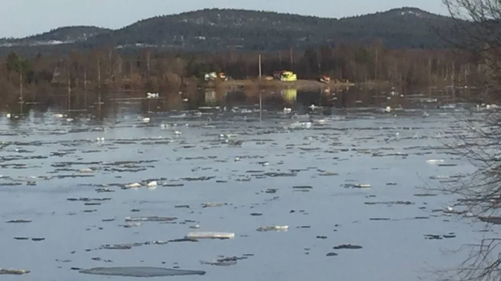 Lugnare.  Läget vid Torne älv är lugnare nu sedan en del isproppar släppt.