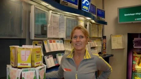 ÖVERRASKAD. "Jättekul", säger Anna-Lena Åström på Centralkiosken, där den vinnande lotten såldes.