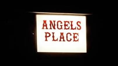 NY SKYLT. Den nya skylten på klubblokalen i Gammelstad är en bekräftelse på att klubben blivit en fullvärdig medlem i Hells Angels.