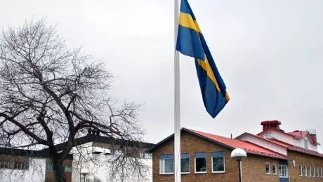 PÅ HALV STÅNG. Flaggorna var på halv stång vid Språkskolan i Haparanda. Under onsdagen hölls en minneshögtid i kyrkan där även flickans föräldrar deltog.FOTO: GÖRAN LAHTI