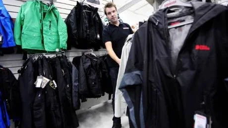 SLUT. Dunjackorna är nästan helt slut i sportbutikerna i Luleå. I Björn Lampinens butik finns det i princip bara vår- och höstjackor kvar.