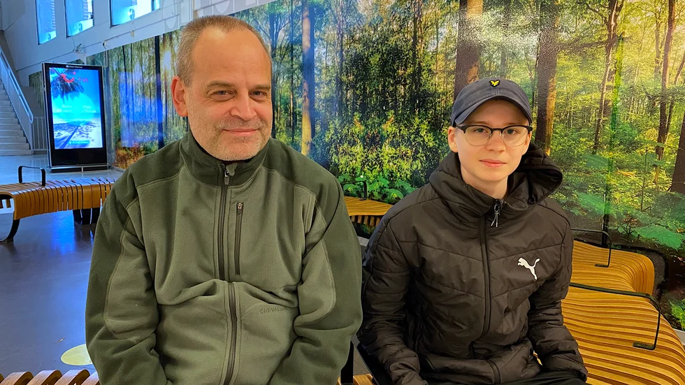 Att spara på elen är ett sätt som man hos familjen Karlsson pratar ekonomi, enligt pappa Niklas och sonen Emil. 