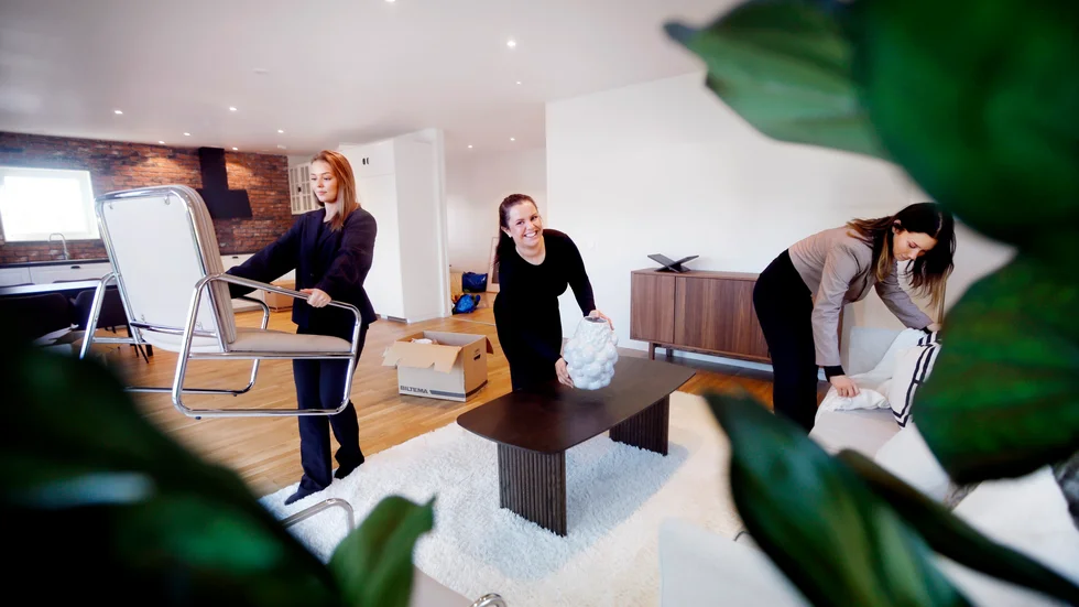 Det ska kännas som att komma hem men får inte bli för personligt. Så tänker Lisa Axelsson, Sofia Oinonen och Sofia Larsson på inredningbyrån Wrun när de tar sig an homestylinguppdrag. 