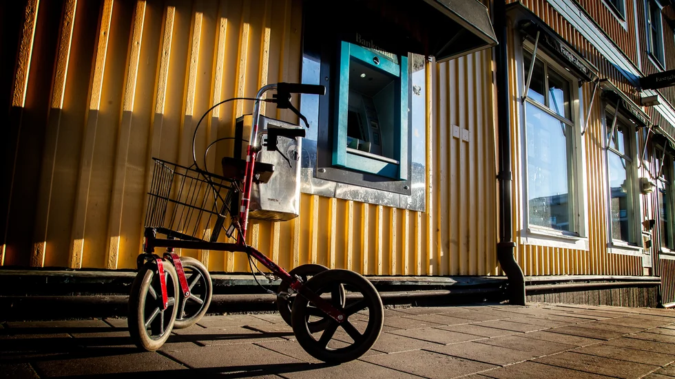 Mannen stal kvinnans bankkort efter att hon tagit ut 300 kronor vid bankomaten på Aronsgatan. Han lämnade sedan kvinnan vid hennes rullator samtidigt som han gick vidare och tog ut mer pengar från kortet.