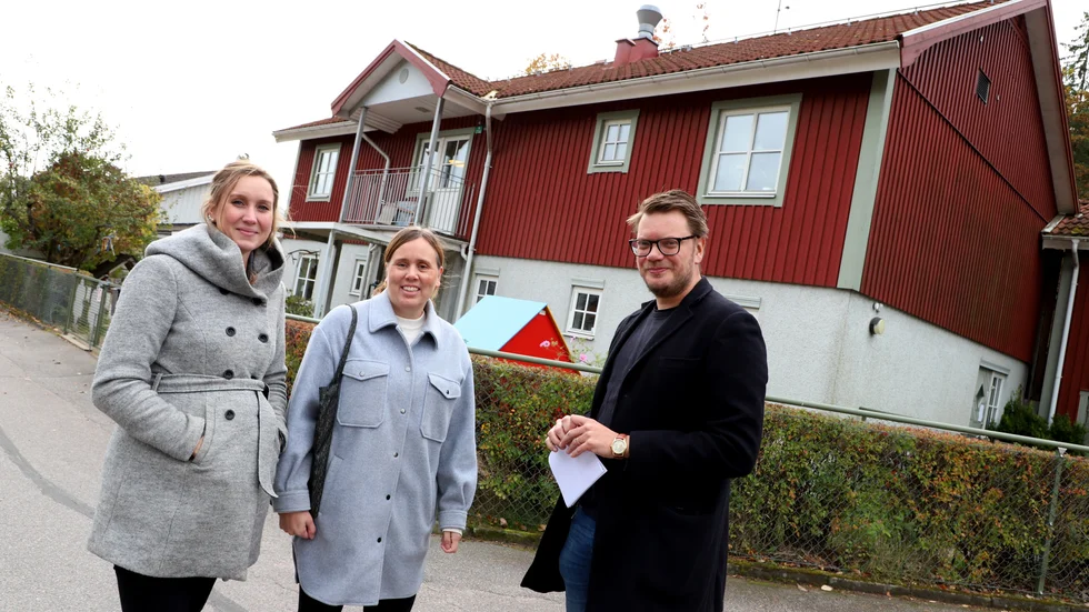 Föräldrarna Hanna Molinder, Marie Gottsell och Lars Hindrum protesterar mot Linköpings kommuns planerade nedläggning av Lindalsgatans förskola i Ljungsbro. Orsaken till beslutet sägs vara ett bristande underhåll av fastigheten.