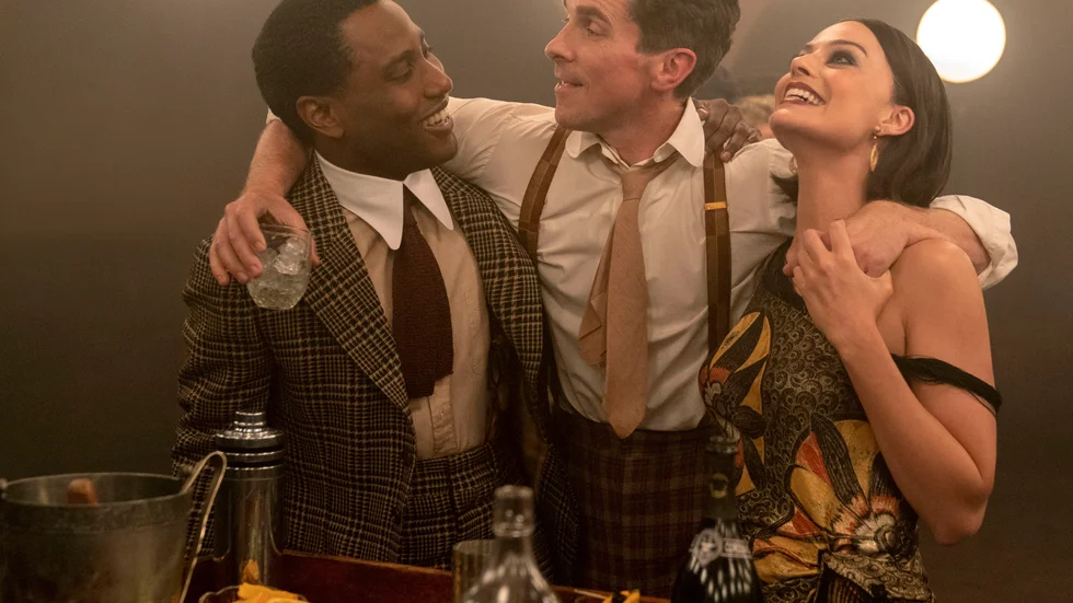 John David Washington, Christian Bale och Margot Robbie i en scen från filmen Amsterdam.