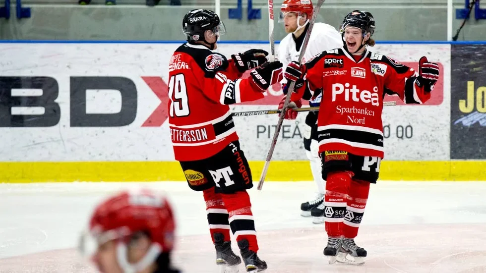 PLAYOFF. Isak Pantzare (till höger) jublar efter ett av målen som gjort honom till allettans bäste junior i poängligan.  I morgon ska han och kompisarna i Piteå Hockey                 se till att det blir spel i playoff.