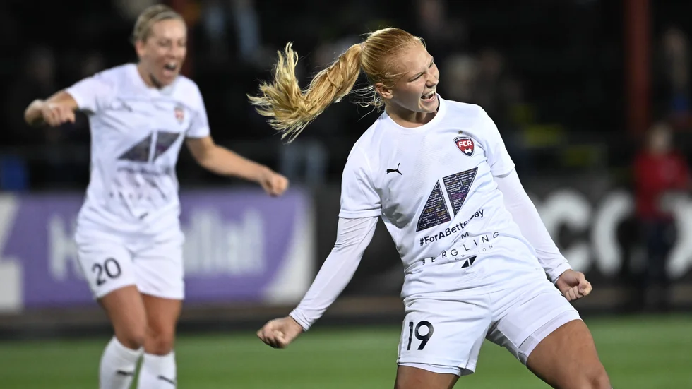 Rosengårds Sofie Bruun Bredgaard, till höger, jublar efter sitt 1–0 mål mot Eskilstuna.
