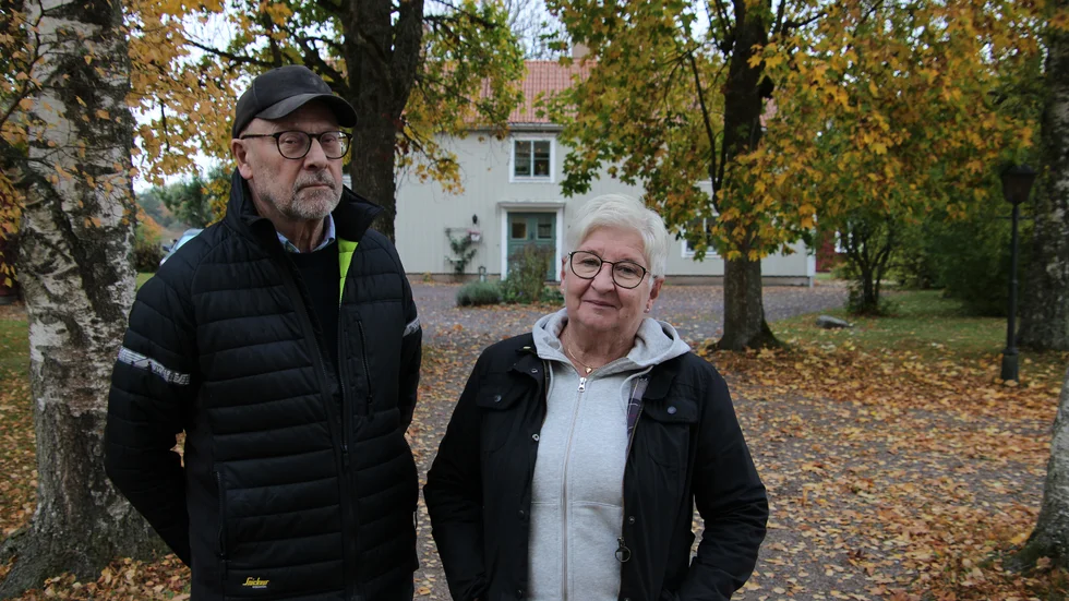 Carl-Åke och Kerstin Wiman vill bo kvar i byn där de trivs så bra. Men att få bygga sig ett hus att bo i på ålderns höst visade sig inte vara så enkelt som de trodde.